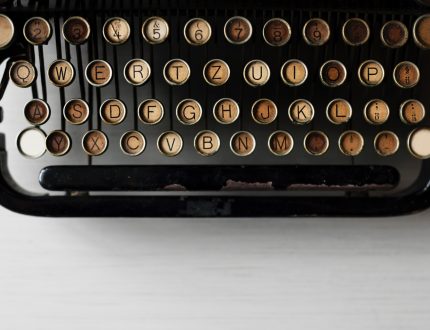 An antique typewriter